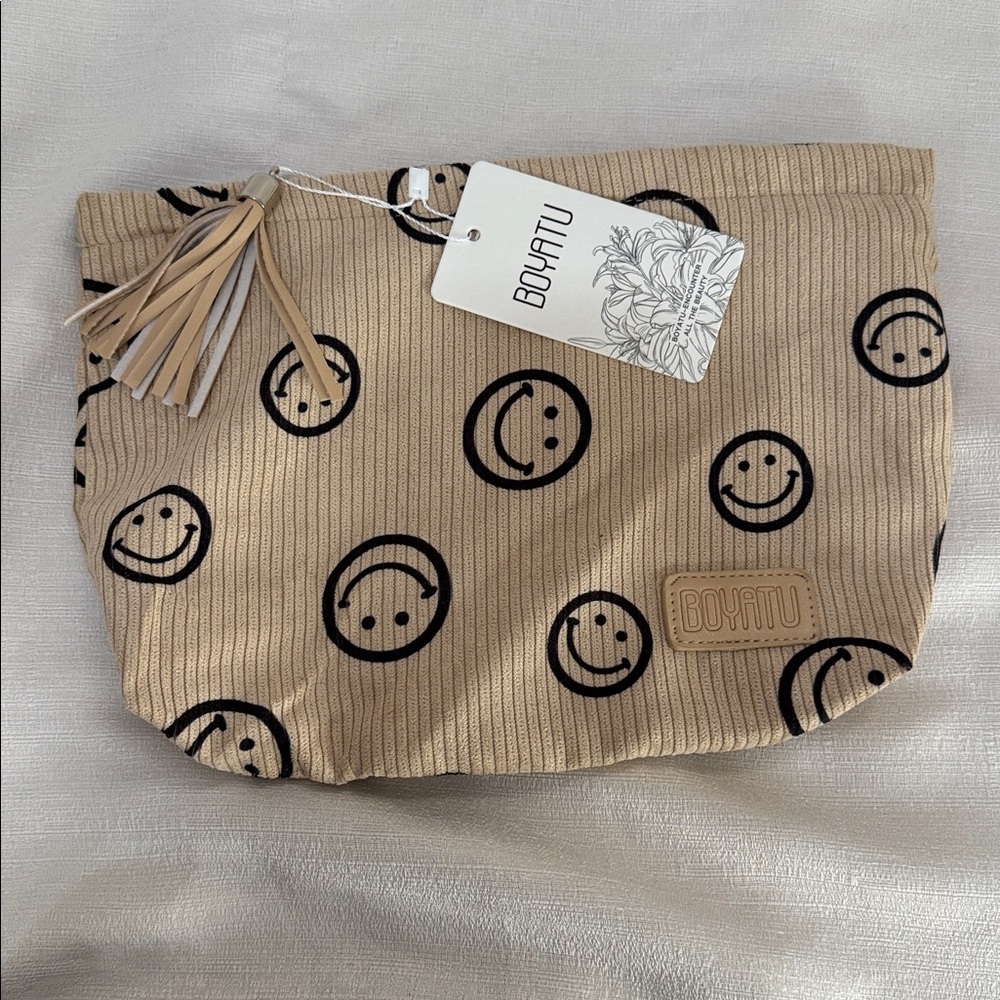 BOYATU Smiley Face Beauty Bag - Picture 2 of 8
